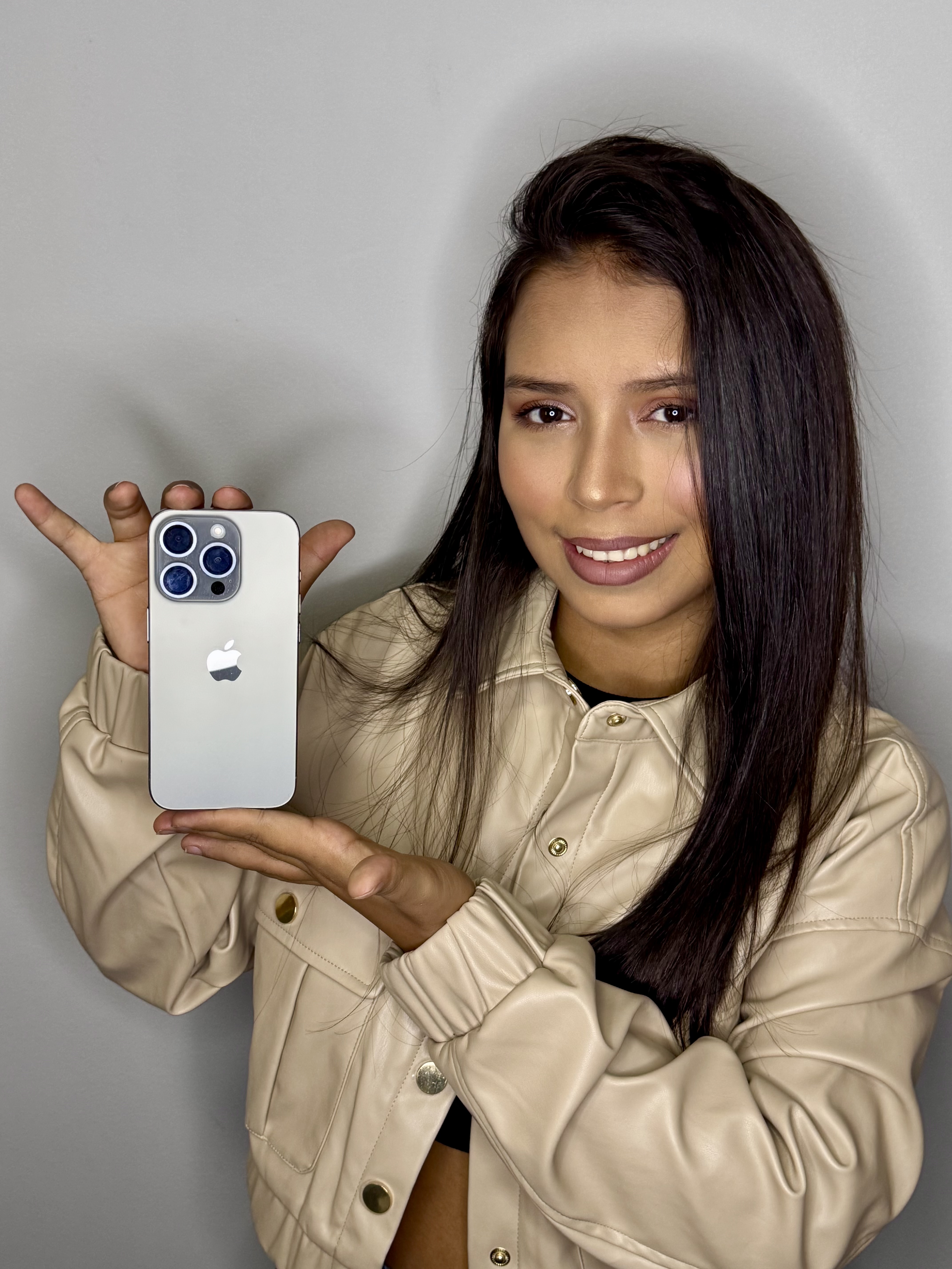 Ação Oficial da @eduarda_costan – iPhone 15 Pro Semi Novo!