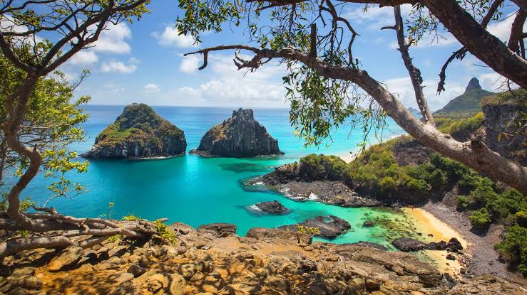 VOCÊ E UM ACOMPANHANTE EM FERNANDO DE NORONHA 🌊🌴